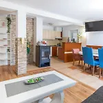 5 Bedroom Stunning In Appartement