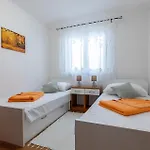 Appartement 5 Bedroom Stunning In *