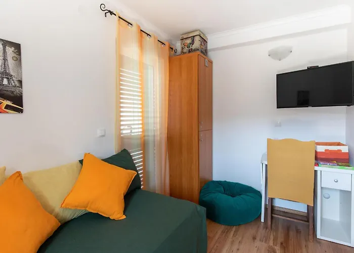 5 Bedroom Stunning In Apartment *