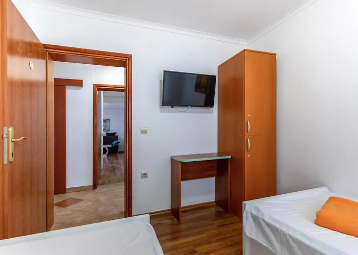 5 Bedroom Stunning In Apartment *