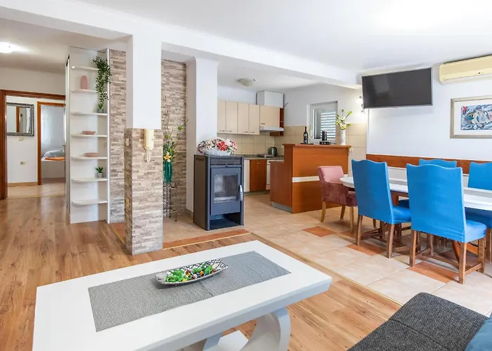 5 Bedroom Stunning In Apartment