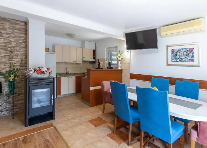 5 Bedroom Stunning In Apartment *